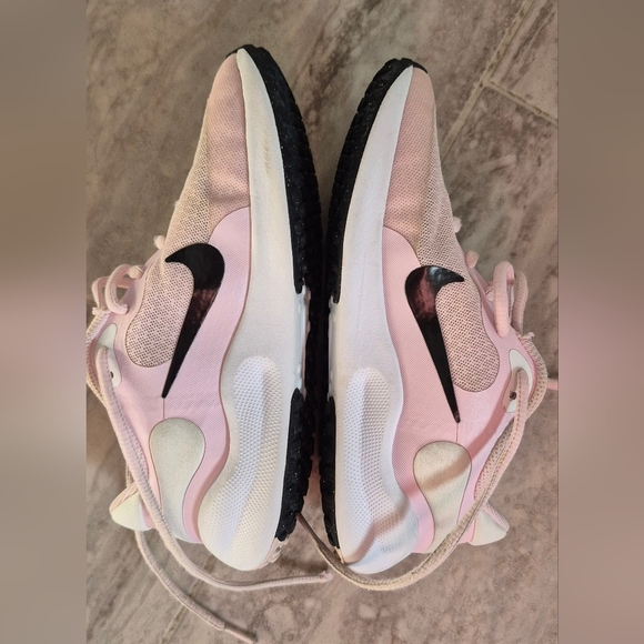Nike Kids Shoes in Light Pink and Black - Picture 4 of 6